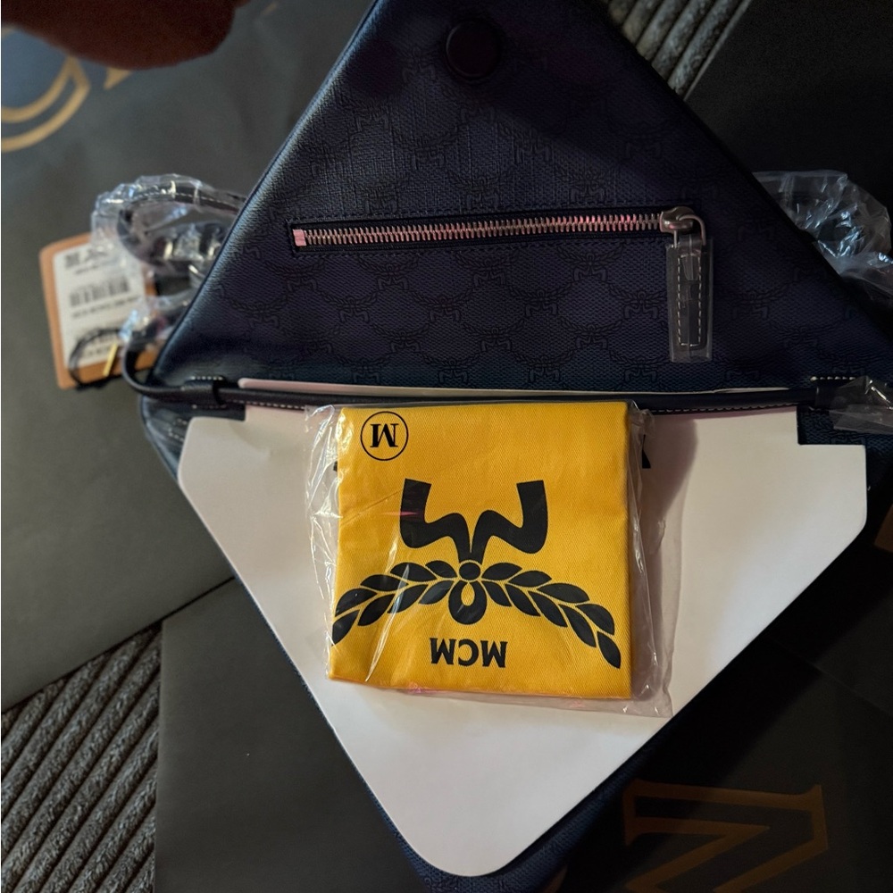 MCM Navy Triangle Himmel Triangle Pouch in Lauretos - Picture 5 of 9